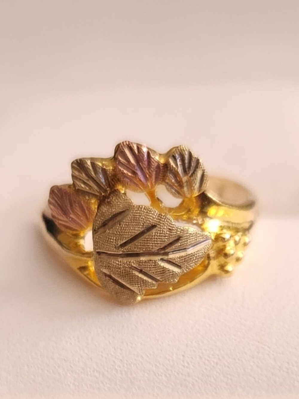 Black Hills Gold Stamper 10k Leaf design ring - size 4.5